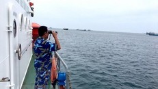 Tàu của Bộ đội Biên phòng Bình Thuận tìm kiếm tại khu vực tàu cá BTh 97478 TS bị mất liên lạc. (Ảnh: TTXVN phát) 