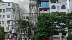 Hiện trường vụ cháy khiến 3 cảnh sát PCCC hy sinh tại Quan Hoa, Cầu Giấy, Hà Nội. (Ảnh: TTXVN)