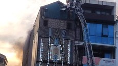 Nỗ lực dập lửa trong đám cháy ở quán karaoke ISIS 231 ở đường Quan Hoa, phường Quan Hoa, Cầu Giấy, Hà Nội. (Ảnh: Hoài Nam/Vietnam+)