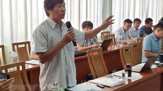 Ông Hồ Hoàng Hùng (bố của nữ sinh Hồ Hoàng Anh) phát biểu tại buổi họp báo. (Ảnh: Nguyễn Thành/TTXVN)