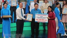Phó bí thư Thành ủy Thành phố Hồ Chí Minh Nguyễn Hồ Hải và Chủ tịch UB TW MTTQ Thành phố Hồ Chí Minh Trần Kim Yến nhận bảng tài trợ và trao thư cảm ơn cho các đơn vị đồng hành. (Ảnh: Thu Hương/TTXVN) 