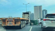 Hiện trường vụ xe ôtô chở thép cuộn rơi xuống đường Vành đai 3 trên cao tại Hà Nội vào sáng 9/8 gây nguy hiểm cho người và phương tiện khác trên đường. (Nguồn ảnh: otofun) 