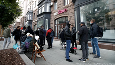 Nhà bán lẻ Apple tại Nga, re:Store có thể tiếp tục nhập những mẫu iPhone mới nhất nhờ nhập khẩu song song, hay giao dịch "thị trường xám". Ảnh: DW