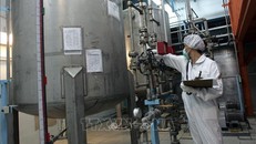 Kỹ thuật viên làm việc tại cơ sở hạt nhân Isfahan, cách thủ đô Tehran của Iran 420 km về phía nam. Ảnh: AFP/TTXVN 