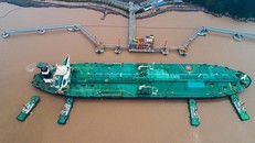 Tàu chở dầu thô cập cảng Zhoushan ở thành phố Ninh Ba, tỉnh Chiết Giang, phía đông Trung Quốc năm 2019. Ảnh: AFP.