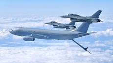 Máy bay chiến đấu KF-16 và máy bay tiếp dầu KC-330 của Hàn Quốc tham gia cuộc tập trận Pitch Black 2022. (Ảnh: DPA) 