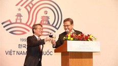 Đại sứ Việt Nam tại Hàn Quốc Nguyễn Vũ Tùng (trái) và Bộ trưởng Ngoại giao Hàn Quốc Park Jin nâng ly mừng Quốc khánh Việt Nam. (Ảnh: Anh Nguyên/TTXVN) 