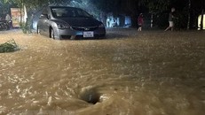 Mưa lớn tại thành phố Hạ Long, nhiều khu vực cống thoát nước cuộn thành xoáy nguy hiểm cho người tham gia giao thông. (Ảnh: TTXVN phát)