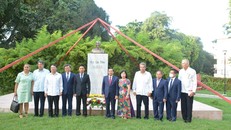 Đoàn đại biểu Ban Tuyên giáo Trung ương dâng hoa Tượng đài Chủ tịch Hồ Chí Minh tại công viên mang tên Người ở thủ đô La Habana. (Ảnh: TTXVN) 