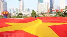 Lá đại kỳ dài 60m, rộng 30m được chuẩn bị sẵn sàng kéo lên bầu trời Thành phố Hồ Chí Minh trong sáng 2/9. (Ảnh: Thu Hương/TTXVN)