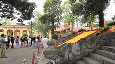 Đôi rồng đá với các bậc thang nằm giữa sân chầu và Điện Kính Thiên. (Ảnh: Hoàng Hiếu/TTXVN)