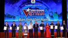 Vinh quang Việt Nam vinh danh các tập thể, cá nhân điển hình cho phong trào thi đua yêu nước. (Ảnh: PV/Vietnam+) 