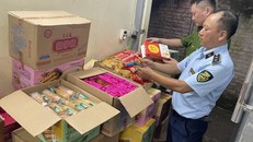 Lực lượng liên ngành kiểm tra bánh Trung Thu ở một cơ sở tại quận Tây Hồ. (Ảnh: PV/Vietnam+) 