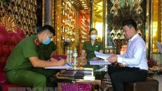 Công an tỉnh Bình Dương ra quân tổng kiểm tra các quán Karaoke, quán bar và vũ trường trên địa bàn. (Ảnh: TTXVN phát) 