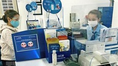 Khách hàng giao dịch tại Ngân hàng TMCP Quốc Dân. (Ảnh: Trần Việt/TTXVN) 