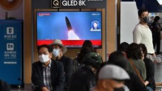 Người dân theo dõi một vụ phóng tên lửa của Triều Tiên qua truyền hình tại một nhà ga ở Seoul (Hàn Quốc) ngày 25/9/2022. (Ảnh: AFP/TTXVN)