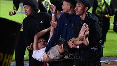 Chuyển một nạn nhân bị thương trong vụ giẫm đạp tại sân vận động Kanjuruhan ở Malang, Đông Java, Indonesia. Ảnh: AFP/TTXVN 