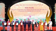 Ủy viên Bộ Chính trị, Bí thư Thành ủy Hà Nội Đinh Tiến Dũng và Chủ tịch UBND thành phố Trần Sỹ Thanh vinh danh 10 Công dân Thủ đô ưu tú năm 2022. (Ảnh: Văn Điệp/TTXVN)