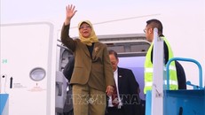 Tổng thống Singapore Halimah Yacob đến Sân bay Quốc tế Nội Bài, Hà Nội. Ảnh: Văn Điệp/TTXVN 