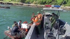 Ba ngư dân đã được lực lượng cán bộ, chiến sĩ Đồn Biên Phòng Thanh Lân cứu hộ thành công. (Ảnh: TTXVN phát) 