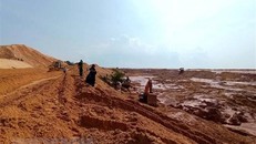 Lực lượng chức năng vẫn tích cực triển khai công tác tìm kiếm 2 nạn nhân còn lại vụ sạt lở tại mỏ titan tại Bình Thuận. (Ảnh: Nguyễn Thanh/TTXVN)