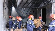 Lực lượng chữa cháy vận chuyển tài sản còn lại ra ngoài. (Ảnh: Tuấn Anh/TTXVN)