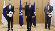 Tổng Thư ký Tổ chức Hiệp ước Bắc Đại Tây Dương (NATO) Jens Stoltenberg (giữa) tiếp nhận đơn xin gia nhập liên minh quân sự từ đại sứ Thụy Điển tại NATO Axel Wernhoff (phải) và đại sứ Phần Lan Klaus Korhonen ở Brussels (Bỉ), ngày 18/5. (Ảnh: AFP/TTXVN) 
