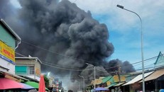 Cột khói cao hàng chục mét bốc lên từ đám cháy. (Ảnh: Lao Động)