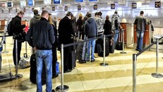 Du khách xếp hàng chờ làm thủ tục nhập cảnh ở một sân bay tại Úc.