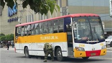 Lực lượng chức năng điều tra tại hiện trường một vụ nổ trên xe buýt ở thành phố Koronadal, tỉnh South Cotabato, Philippines ngày 25/5. (Ảnh: Twitter/TTXVN)