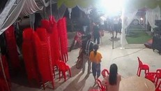 Hiện trường vụ nổ súng do camera an ninh ghi lại.