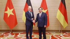 Thủ tướng Phạm Minh Chính và Thủ tướng Đức Olaf Scholz. (Ảnh: Lâm Khánh/TTXVN) 