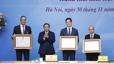 Đại diện Công ty AstraZeneca Việt Nam (phải) nhận bằng khen của Thủ tướng Chính phủ Phạm Minh Chính cho những đóng góp nổi bật về triển khai công tác ngoại giao vaccine của Việt Nam. (Ảnh: Dương Giang/TTXVN)