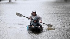 Cảnh ngập lụt sau những trận mưa lớn tại ngoại ô Sydney, Australia. (Ảnh: AFP/TTXVN)