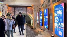 Khách tham quan xem thông tin về Hoàng thành Thăng Long. (Ảnh: Thu Hà/Vietnam+)