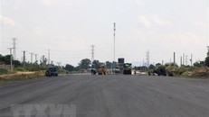 Điểm cuối tuyến cao tốc Vĩnh Hảo-Phan Thiết đang được triển khai thi công khẩn trương và dự kiến hoàn thành thông xe kỹ thuật trong năm 2022. (Ảnh: Nguyễn Thanh/TTXVN)