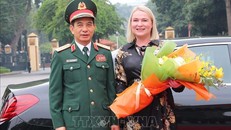 Bộ trưởng Quốc phòng Phan Văn Giang đón Bộ trưởng Quốc phòng Séc Jana Cernochova. Ảnh: Trọng Đức/TTXVN 