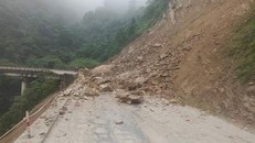 Hàng trăm khối đất, đá trên núi đổ xuống gây ách tắc trên tuyến Quốc lộ 8A, đoạn qua xã Sơn Kim 1, huyện Hương Sơn, Hà Tĩnh. (Ảnh: TTXVN phát)