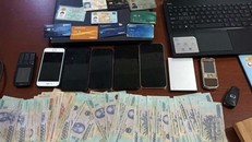 Tang vật một vụ án cá độ bóng đá. (Ảnh: TTXVN phát)