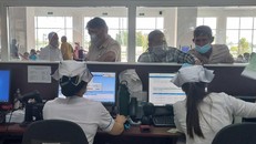 Làm thủ tục khám chữa bệnh BHYT.