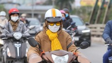 Người dân trang bị đầy đủ áo, khăn chống rét và găng tay khi ra đường. (Ảnh: Tuấn Đức/TTXVN)