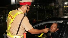Công an giao thông thành phố Quảng Ngãi kiểm tra nồng độ cồn tại một chốt dừng trên đường Phan Bội Châu. (Ảnh: Phạm Cường/TTXVN)