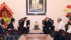 Phó Thủ tướng Thưởng trực Chính phủ Phạm Bình Minh chúc mừng Tổng Giám mục Nguyễn Năng, Chủ tịch Hội đồng Giám mục Việt Nam, nhân dịp Giáng sinh 2022 và Năm mới 2023. (Ảnh: Xuân Khu/TTXVN) 