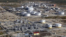 Nhà máy lọc dầu Rosneft ở thị trấn Gubkinsky, phía Tây Siberia thuộc Nga. (Ảnh: AFP/TTXVN)