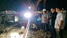 Lãnh đạo tỉnh Đồng Tháp có mặt tại hiện trường để chỉ đạo cứu nạn đêm qua. (Ảnh: TTXVN) 