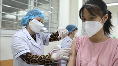 Tiêm vaccine phòng COVID-19 mũi nhắc lại cho người dân. Ảnh: TTXVN 