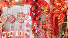 Những sản phẩm trang trí với xu hướng tiểu cảnh dân gian được khách hàng ưa chuộng. (Ảnh: Việt Anh/Vietnam+)