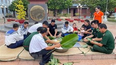 Quân và dân đảo Trường Sa cùng gói bánh chưng đón Tết Quý Mão 2023. (Ảnh: Nguyễn Cúc/TTXVN)