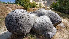 Trovant là một từ đồng nghĩa với thuật ngữ tiếng Đức Sandsteinkonkretionen, có nghĩa là cát xi măng. Ảnh: Daily Mail