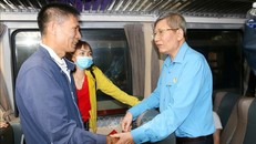Ông Trần Thanh Hải, Phó Chủ tịch thường trực Tổng Liên đoàn Lao động Việt Nam thăm hỏi, động viên công nhân về quê đón Tết Quý Mão 2023. (Ảnh: TTXVN)